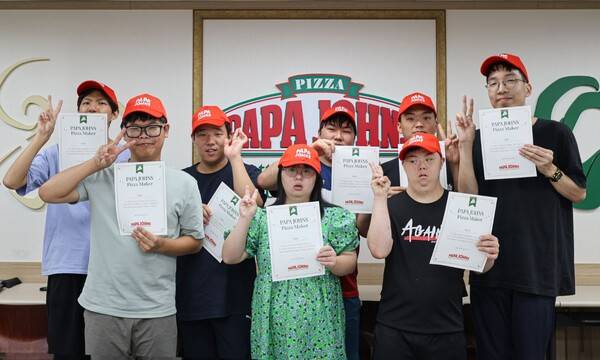 지난 22일 한국파파존스 교육실에서 진행된 (사)경기도스페셜올림픽코리아 소속 발달장애인 선수 및 지도자 초청 '파파존스와 함께하는 피자교실'에 참여한 선수들이 기념 촬영을 하고 있다. /사진=파파존스