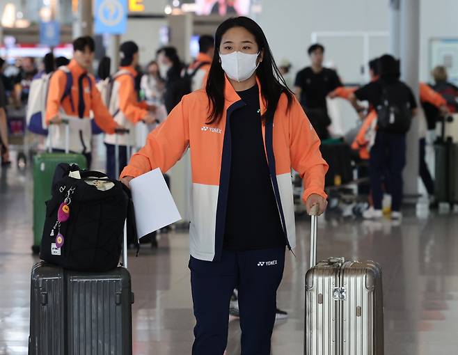 (영종도=연합뉴스) 서명곤 기자 = 세계개인선수권대회에 출전하는  배드민턴 국가대표팀 안세영이 22일 인천국제공항 1터미널에서 출국을 위해 이동하고 있다. <저작권자(c) 연합뉴스, 무단 전재-재배포, AI 학습 및 활용 금지>