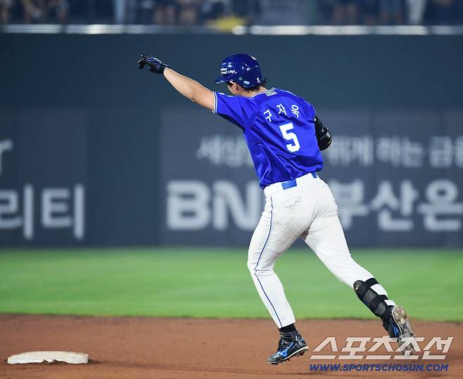 16일 부산 사직구장에서 열린 롯데와 삼성의 경기. 9회 솔로홈런을 날린 삼성 구자욱. 부산=송정헌 기자songs@sportschosun.com/2025.08.16/
