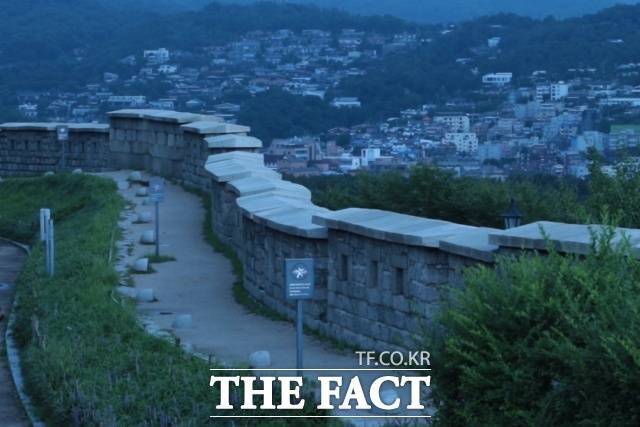 19일 오전 6시경 서울 종로구 낙산공원에서 꼭대기에서 바라본 성곽길. '케이팝 데몬 헌터스'에서 루미와 진우가 은밀한 데이트르 즐긴 장소다. /낙산공원=이상빈 기자