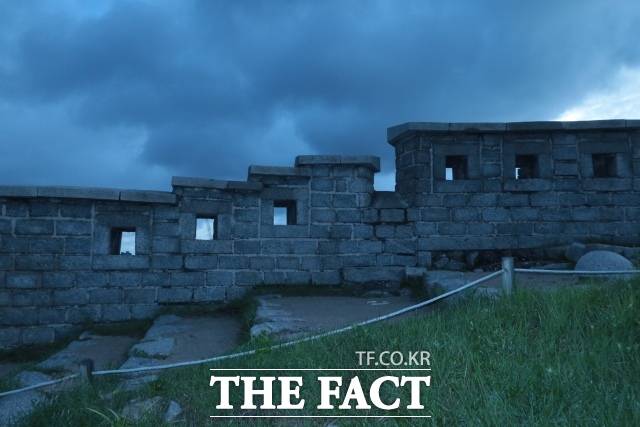 금방이라도 루미와 진우가 나와 대화를 할 듯한 느낌을 풍기는 낙산공원 성곽길. /낙산공원=이상빈 기자