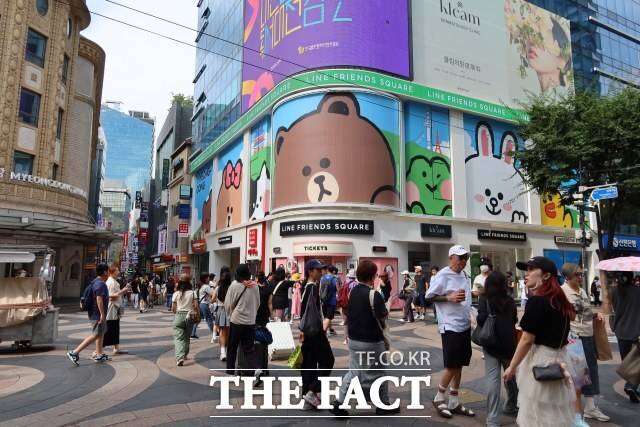 20일 오후 방문한 서울 중구 명동거리 모습. 알록달록한 광고판이 눈길을 끈다. 사자보이즈가 '소다팝' 거리 공연을 펼친 곳이다. /명동=이상빈 기자