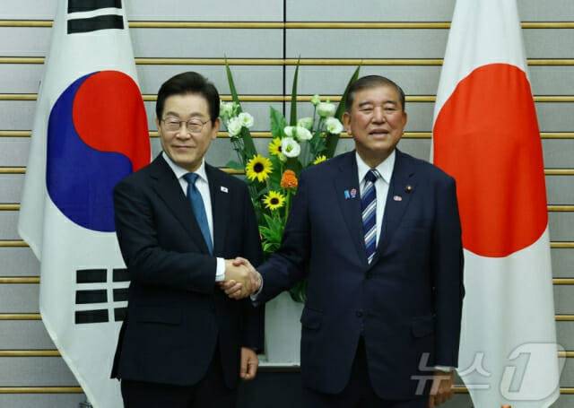 이재명 대통령과 이시바 시게루 일본 총리가 지난 23일(현지시간) 일본 도쿄 총리 관저에서 열린 한일 확대정상회담에 앞서 악수하고 있다. (사진=AFP, 뉴스1)