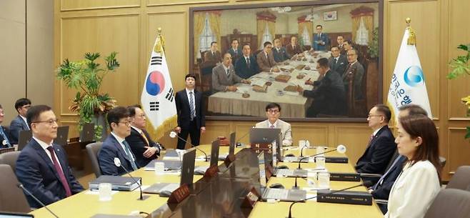 이창용 한국은행 총재를 비롯한 금융통화위원들이 지난달 10일 서울 중구 한은에서 열린 금통위 통화정책방향 결정 회의를 하고 있다. 한국은행