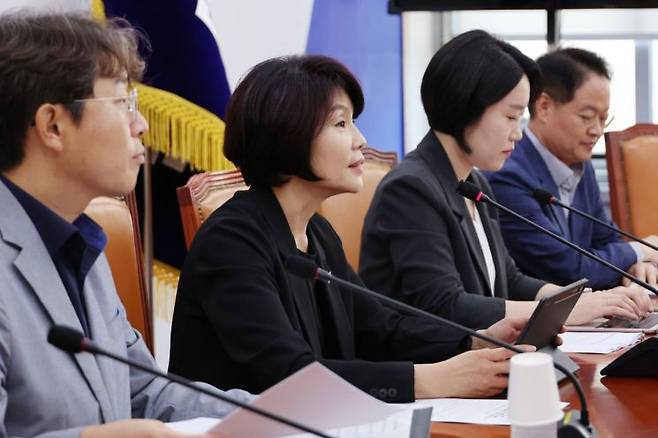 한정애 더불어민주당  정책위의장이 24일 서울 여의도 국회에서 2024년 회계연도 결산 심사와 관련해 기자간담회를 하고 있다. 연합뉴스