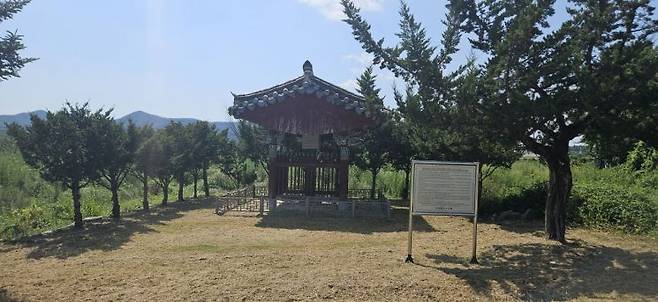 의성군 점곡 사촌리 동구에 행정 권식 선생의 유허비이다.