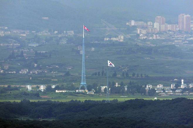 지난 19일 경기도 파주시 접경지역에서 바라본 서부전선 비무장지대(DMZ)에서 남측 대성동 마을 태극기와 북측 기정동 마을 인공기가 펄럭이고 있다./연합뉴스