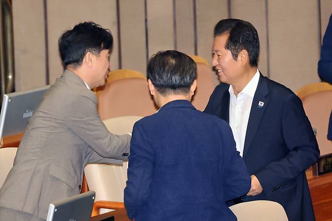 이재명 정부가 최근 반(反)기업 법안을 잇따라 밀어붙이면서 “실용적 시장주의 정부를 구현하겠다”는 당초 약속과 엇박자를 내고 있다는 지적이 나온다. 24일 국회 본회의에서 노란봉투법(노동조합법 2·3조 개정안) 표결이 진행되는 동안 정청래(사진 오른쪽) 더불어민주당 대표와 김영훈 고용노동부 장관이 대화하고 있다./연합뉴스