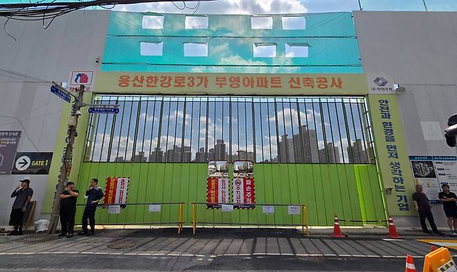 지난 22일 서울 용산구 한강로3가에 위치한 '아세아아파트' 공사현장. 공사가 중단돼 주 출입구가 굳게 닫혀 있다./조은임 기자