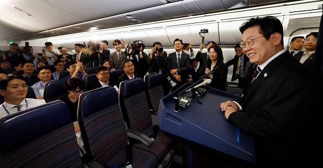 이재명 대통령이 24일(현지시간) 일본 도쿄 하네다공항 이륙 뒤 미국 워싱턴DC로 향하는 공군 1호기 기내에서 기자간담회를 하고 있다. /연합뉴스