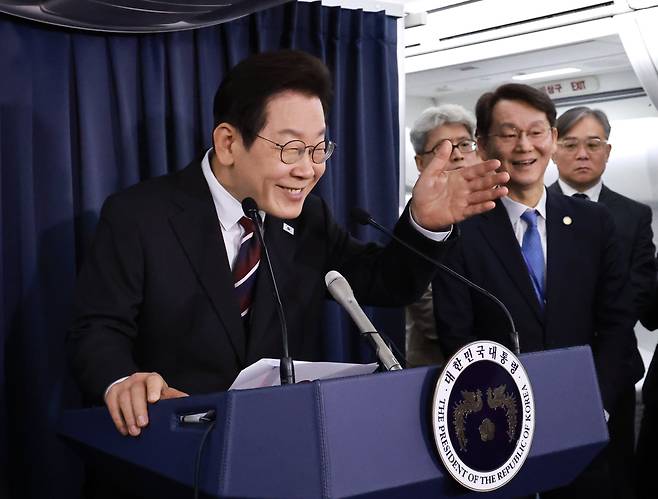 이재명 대통령이 24일(현지시간) 일본 도쿄 하네다공항 이륙 뒤 한미 정상회담을 위해 미국 워싱턴DC로 향하는 공군 1호기 기내에서 기자간담회를 하며 취재진 질문을 받고 있다. /연합뉴스