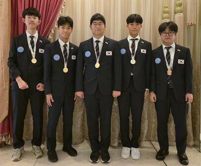 2025년 제18회 국제천문및천체물리올림피아드 한국대표단 사진. (왼쪽부터) 정태훈, 오승민, 민지호, 유찬영, 이용건 학생./과학기술정보통신부