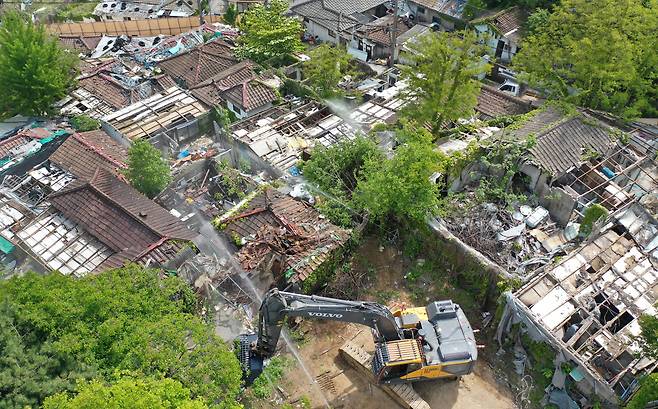2025년 5월 8일 오전 서울 노원구 백사마을에서 작업자들이 노후 주택을 철거하고 있다. /조선DB