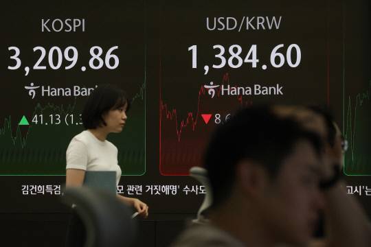 25일 중구 하나은행 본점 딜링룸 전광판에 코스피가 표시돼 있다. 연합뉴스