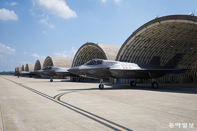 미 해병대 211 전투공격비행대대 소속 F-35B 스텔스전투기들이 22일 전북 군산 공군기지 내 격납고를 나와 활주로로 이륙 지점으로 이동하고 있다. 군산=박형기 기자 oneshot@donga.com