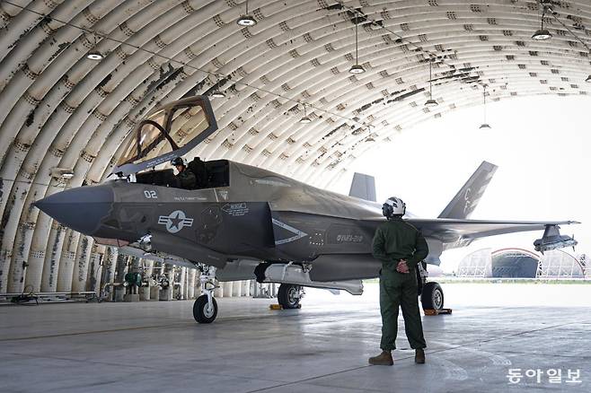 미 해병대 211 전투공격비행대대 소속 F-35B 스텔스전투기가 22일 전북 군산 공군기지에서 전개 훈련에 나서기 전 격납고에서 비행 전 점검을 하고 있다. 군산=박형기 기자 oneshot@donga.com