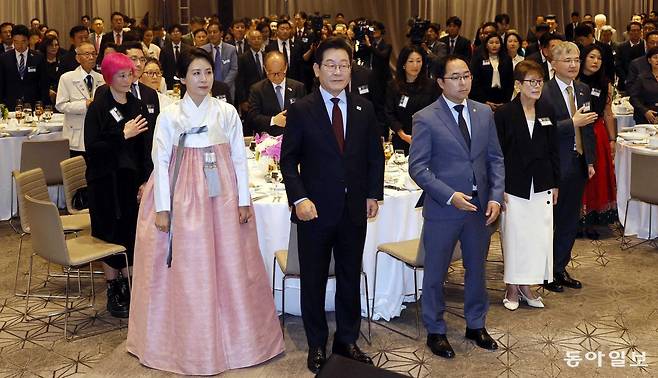 이재명 대통령과 김혜경 여사가 24일(현지시간) 미국 워싱턴DC의 한 호텔에서 열린 재미동포 만찬 간담회에 참석하고 있다. 2025.08.24. 송은석 기자 silverstone@donga.com