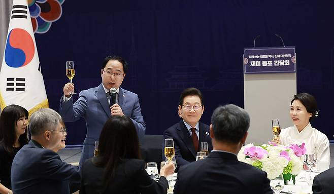 이재명 대통령과 김혜경 여사가 24일(현지 시간) 미국 워싱턴DC의 한 호텔에서 열린 재미동포 만찬 간담회에서 앤디 김 상원의원의 건배사를 듣고 있다. 2025.08.25. 뉴시스