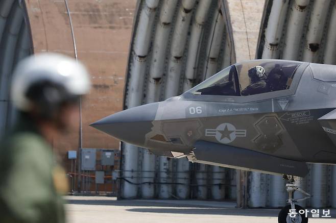 22일 비행 전 점검을 마친 F-35B 편대가 격납고에서 나와 활주로로 향하고 있다. 군산=박형기 기자 oneshot@donga.com