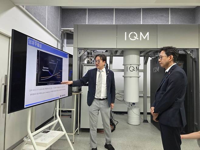 7일 충북 청주 충북대 충북양자연구센터에서 김기웅 충북대 물리학과 교수(왼쪽)가 배경훈 과학기술정보통신부 장관에게 IQM 스파크(Spark) 양자컴퓨터와 양자인력 양성 계획에 대해 설명하고 있다. 이병구 기자 2bottle9@donga.com