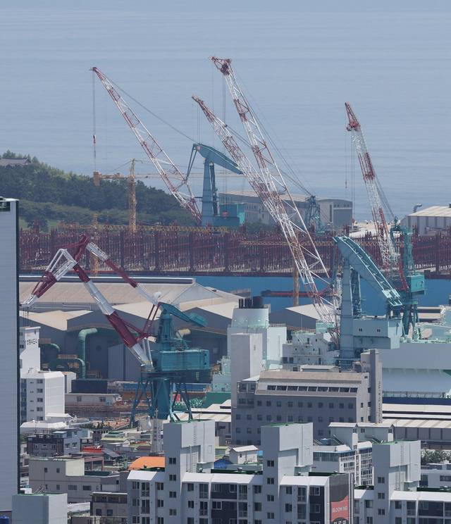 한미 무역협상이 타결된 지난달 31일 울산시 동구 HD현대중공업에서 크레인이 가동하고 있다. 연합뉴스.