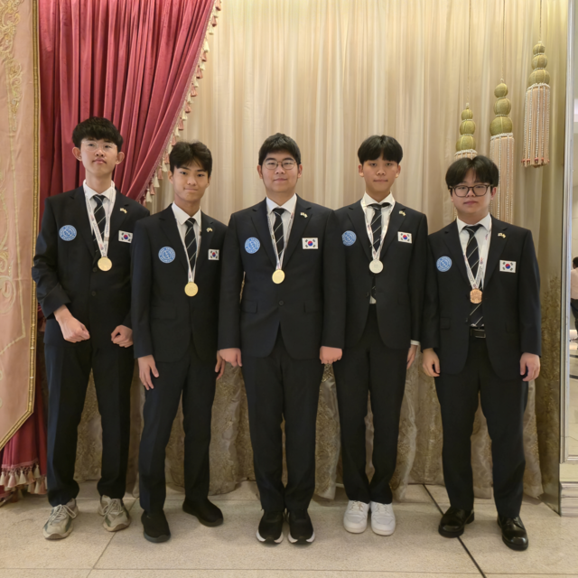 한국대표단으로 메달을 획득한 정태훈(왼쪽부터), 오승민, 민지호, 유찬영, 이용건 학생. 과기정통부 제공