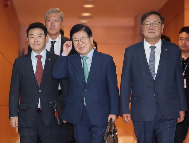 박병석 전 국회의장, 더불어민주당 김태년·박정 의원, 노재헌 동아시아문화재단 이사장 등 대통령 중국 특사단이 24일 인천국제공항 제1여객터미널을 통해 중국으로 출국하고 있다. [연합뉴스]