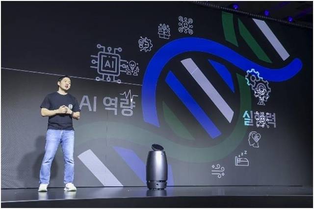 최성환 SK네트웍스 사업총괄 사장 겸 나무엑스 총괄어드바이저(EA)가 지난 4월 서울 광진구에서 열린 나무엑스 브랜드 론칭 행사에서 웰니스 로봇을 소개하고 있다. SK인텔릭스 제공