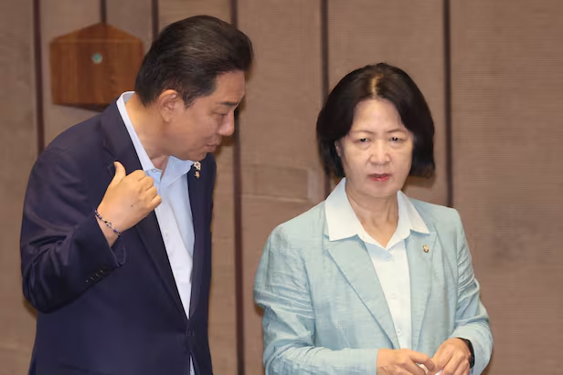 더불어민주당이 ‘더 센 특검법’을 들고 나온 가운데 지난 24일 김병기 원내대표와 추미애 법제사법위원장이 국회 본회의에서 ‘노란봉투법’ 표결이 진행되는 동안 대화하고 있다. [연합뉴스]