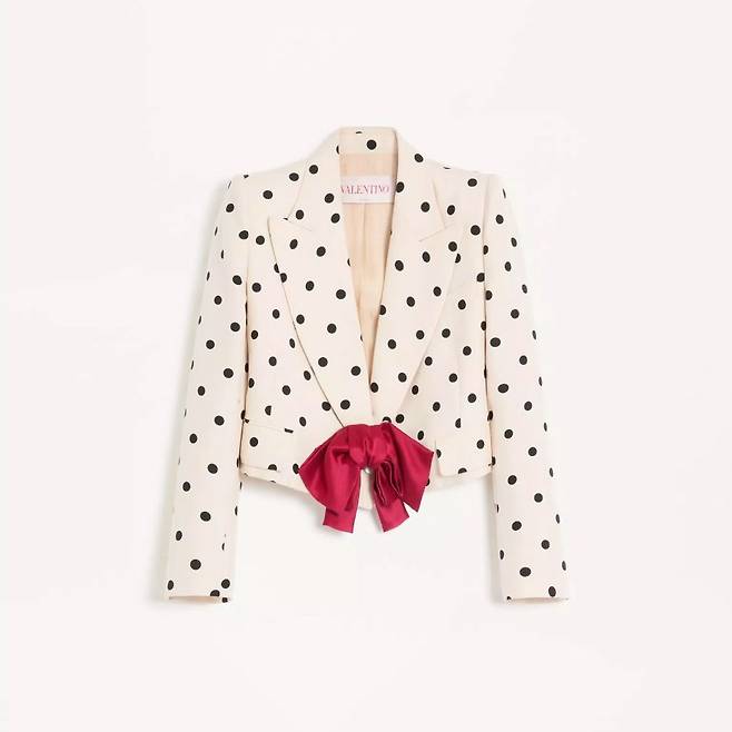 Valentino 클래식한 도트 위에 레드 리본이 포인트된 재킷. 청바지 또는 슬랙스와 매치해 모던하게 활용할 수 있습니다.