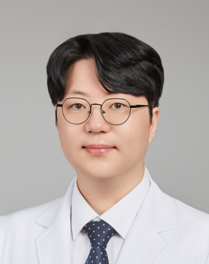 피부과 전문의이자 더힐피부과 마포공덕점의 대표 원장인 우수한 원장. 칼럼을 기고하고 유튜브 콘텐츠에도 출연하는 등 현대인의 '저속노화'를 위해 노력하고 있다.