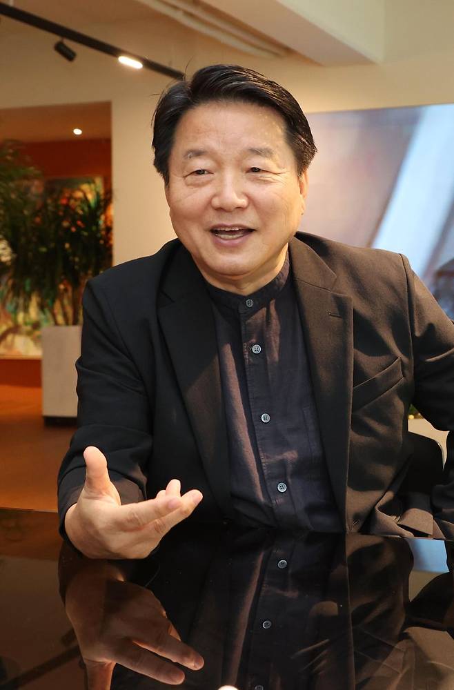 오동희 ㈜간삼 대표가 지난 22일 서울 중구 동호로 간삼건축 본사에서 직장생활 42년과 '500번째 월급'의 의미에 대해 말하고 있다. 사진=박범준 기자