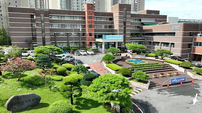 광주광역시교육청<사진>이 지방공무원의 직무 중요도, 난이도, 협업 등을 고려해 별도의 수당을 지급하는 중요직무급 도입을 검토한다. 광주광역시교육청 제공