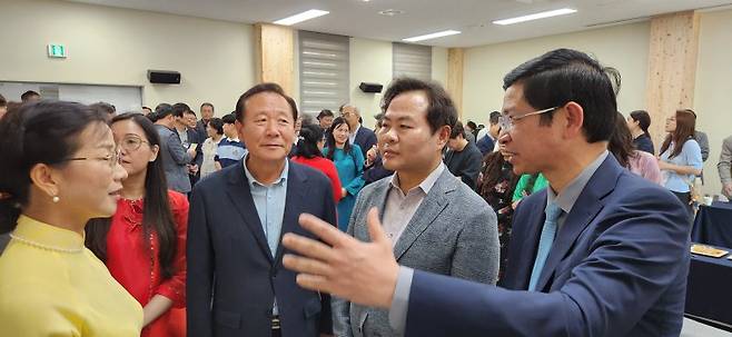 지난 24일 봉화군 봉성면 창평리에서 열린 '한국-베트남 글로벌 문화교류 행사'에 참석한 호 안 퐁(Ho An Phong) 베트남 문화체육관광부 차관(오른쪽 부터), 김학홍 경북도 행정부시자, 박현국 봉화군수, 도 옥 루이엔 봉화군 홍보대사가 'K-베트남 밸리 조성사업' 등에 대해 얘기하고 있다.