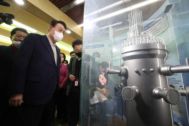 윤석열 전 대통령이 대선 후보 시절이던 2021년 11월 대전 한국원자력연구원을 방문해 소형모듈원자로(SMR)에 대해 설명을 듣고 있다. 연합뉴스