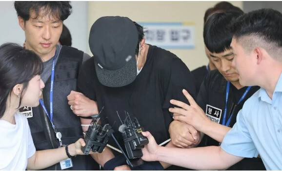 울산의 한 병원 주차장에서 20대 여성에게 흉기를 휘둘러 살해하려 한 혐의(살인미수)로 경찰에 체포된 정형준씨가 지난달 30일 울산지방법원의 구속 전 피의자심문(영장실질심사)에 출석하기 위해 호송차로 이동하고 있다. 연합뉴스