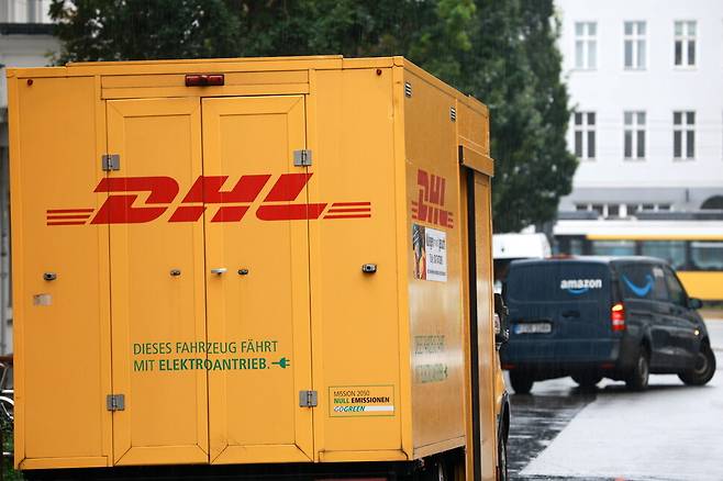 5일(현지시각) 독일 베를린에서 물류회사 디에이치엘(DHL)의 운송 차량이 도로를 달리고 있다. EPA 연합뉴스