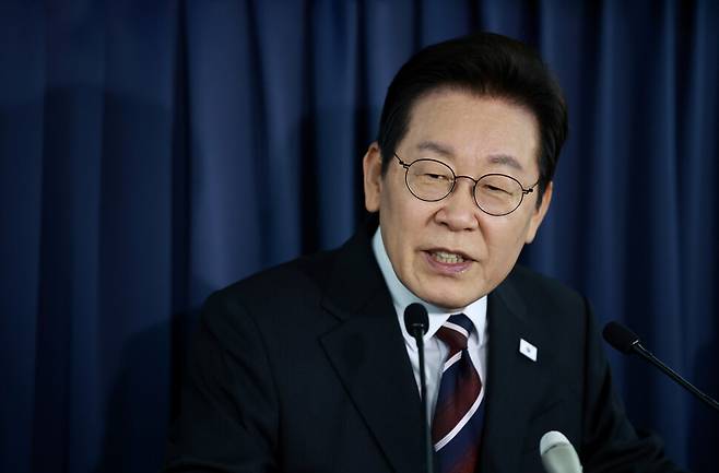 이재명 대통령이 24일 일본 도쿄 하네다공항 이륙 뒤 한미 정상회담을 위해 미국 워싱턴DC로 향하는 공군 1호기 기내에서 기자간담회를 하고 있다. 연합뉴스