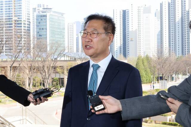 박성재 법무부 장관이 4월10일 오후 과천 법무부 청사로 출근하고 있다. 헌법재판소는 이날 박성재 장관에 대한 국회의 탄핵소추를 기각했다. 정용일 선임기자 yongil@hani.co.kr
