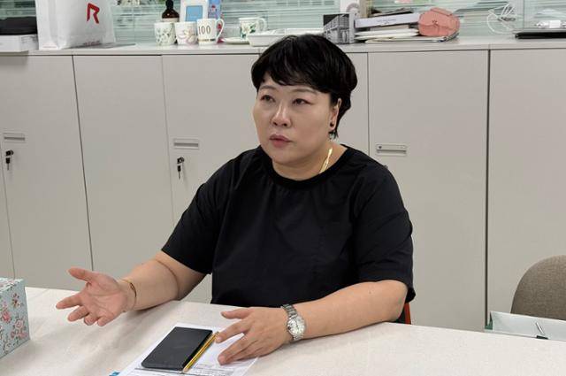 18일 서울 서대문구 이화여대 내 이수매니지먼트 사무실에서 박애영 대표가 인터뷰를 하고 있다. 문지수 기자