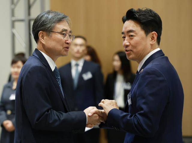 강훈식(오른쪽) 대통령 비서실장과 조현 외교부 장관이 24일 미국 워싱턴의 한 호텔에서 열린 재미동포 만찬 간담회에 참석해 인사하고 있다. 워싱턴=뉴시스