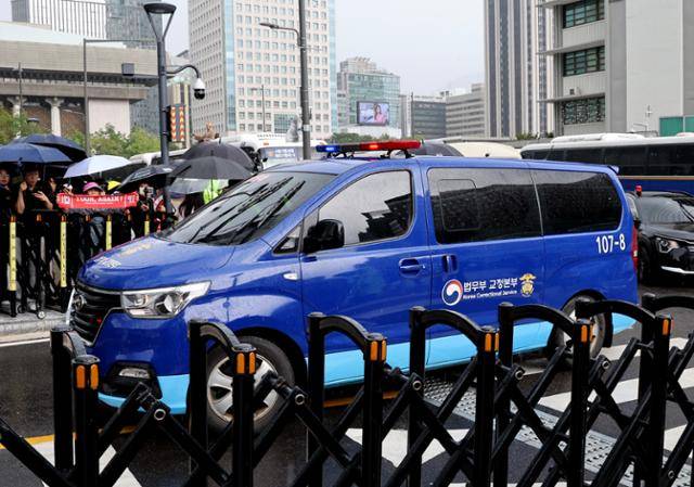 김건희 여사가 탑승한 호송차가 25일 서울 광화문 민중기 특별검사팀 사무실로 들어가고 있다. 뉴시스