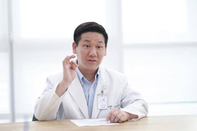 19일 경기 안산시 단원구 고려대 안산병원에서 나윤찬 이비인후두경부외과 교수가 귀 문제로 생기는 어지럼증에 대해 설명하고 있다. 고려대 안산병원 제공
