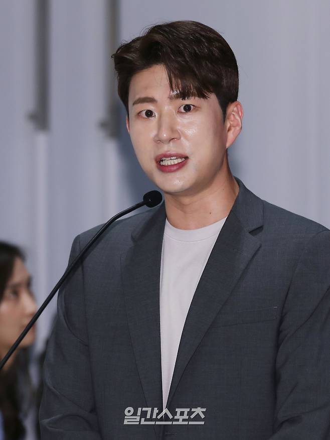 김진웅 아나운서가 26일 오후 서울 구로구 더 세인트에서 진행된 KBS2 월화드라마 '가슴이 뛴다' 제작발표회에 참석해 진행을 맡고 있다. '가슴이 뛴다'는 100년 중 하루 차이로 인간이 되지 못한 반인 뱀파이어 선우혈과 인간미라고는 찾아볼 수 없는 여자 주인해가 어쩌다 동거를 시작하며, 진정한 온기를 찾아가는 아찔한 목숨 담보 공생 로맨스 드라마다. 오늘(26일) 오후 9시 45분 첫 방송. 서병수 기자 qudtn@edaily.co.kr /2023.06.26/