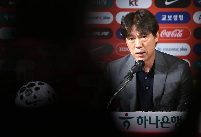 <yonhap photo-4168=""> 9월 A매치 명단 발표하는 홍명보 감독 (서울=연합뉴스) 이동해 기자 = 홍명보 축구 국가대표팀 감독이 25일 오후 서울 종로구 축구회관에서 9월 A매치 2연전에 나설 대표팀 명단을 발표하고 있다. 2025.8.25 eastsea@yna.co.kr/2025-08-25 14:17:16/ <저작권자 ⓒ 1980-2025 ㈜연합뉴스. 무단 전재 재배포 금지, AI 학습 및 활용 금지></yonhap>