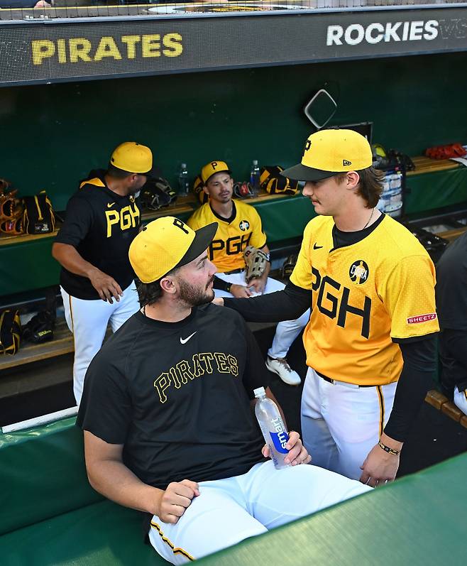 <yonhap photo-2659=""> PITTSBURGH, PENNSYLVANIA - AUGUST 22: Bubba Chandler #57 of the Pittsburgh Pirates talks with Paul Skenes #30 in the dugout before making his MLB debut during the game against the Colorado Rockies at PNC Park on August 22, 2025 in Pittsburgh, Pennsylvania. Justin Berl/Getty Images/AFP (Photo by Justin Berl / GETTY IMAGES NORTH AMERICA / Getty Images via AFP)/2025-08-23 09:26:55/ <저작권자 ⓒ 1980-2025 ㈜연합뉴스. 무단 전재 재배포 금지, AI 학습 및 활용 금지></yonhap>