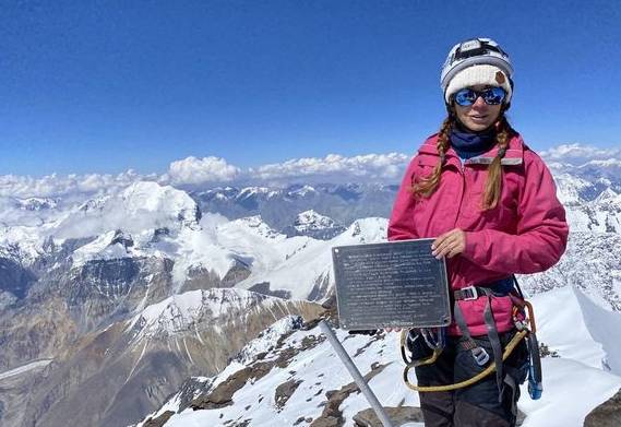 러시아의 한 여성이 해발 7400m 고산에서 다리를 다쳐 고립된 가운데, 열흘간 이어진 수색 작업이 악천후로 중단된 사실이 알려졌다. 사진은 해당 여성. [사진=X 갈무리]