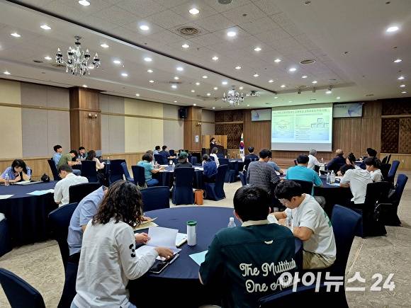 지난 23일 경북교육청이 경주시 더케이호텔경주에서 일반계 고등학교 교원 40명을 대상으로 '교육감 승인 과목 개발 역량 강화 연수'를 진행하고 있다. [사진=경북교육청]