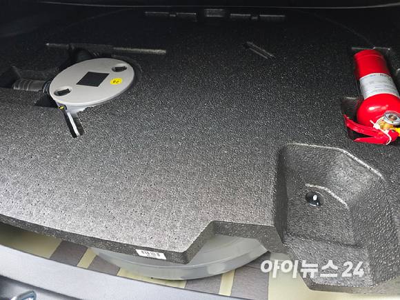 현대차 2026년형 '그랜저 LPG 3.5' 트렁크 하부에 있는 도넛 탱크. [사진=김종성 기자]