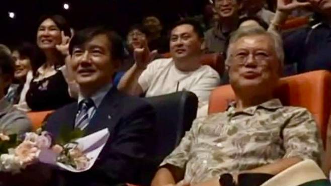 문재인 전 대통령(오른쪽)과 조국 조국혁신당 혁신정책연구원장이 24일 오후 경남 양산시 물금읍 메가박스 양산증산점에서 영화 ‘다시 만날, 조국’ 관람을 하고 있다. (조국혁신당 SNS)
